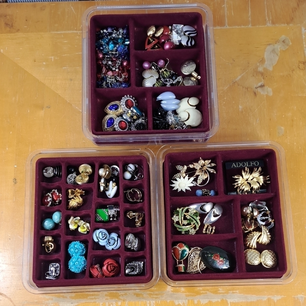 Vintage lot of 41 clip/screw on 7 brooch mix metal materials costume jewelry